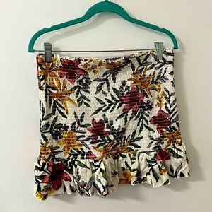 Mini shirred floral skirt with ruffled bottom, new with tags. Size large.